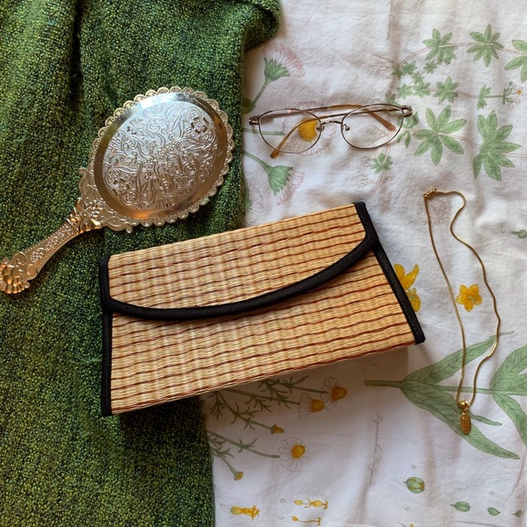 Adorable woven Straw Clutch - Picture 2 of 4